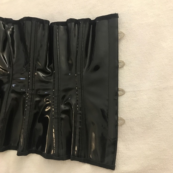 Vintage Black Patent Beauty Corset - Picture 2 of 14